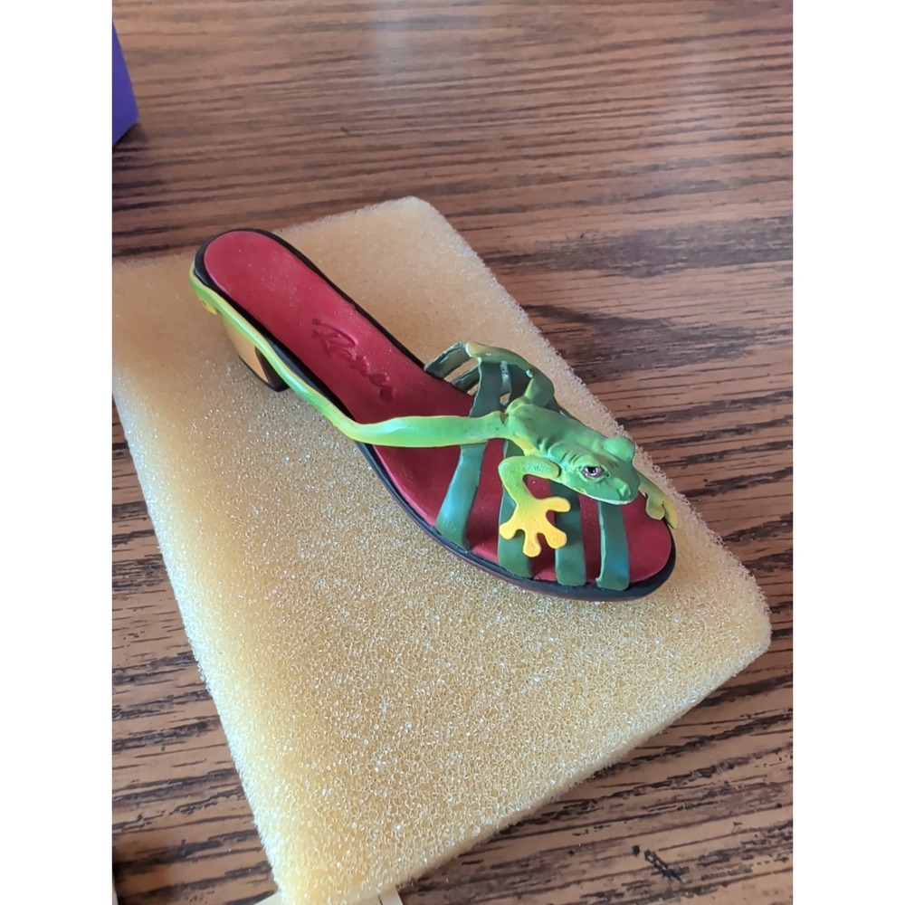 Just The Right Shoe Ribeting Frog Figurine 25075 Raine Signed Miniature Boxed